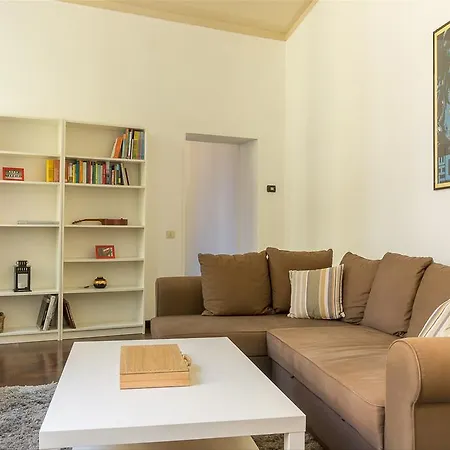 Guesthost - Palazzo Borghese Lovely Flat *